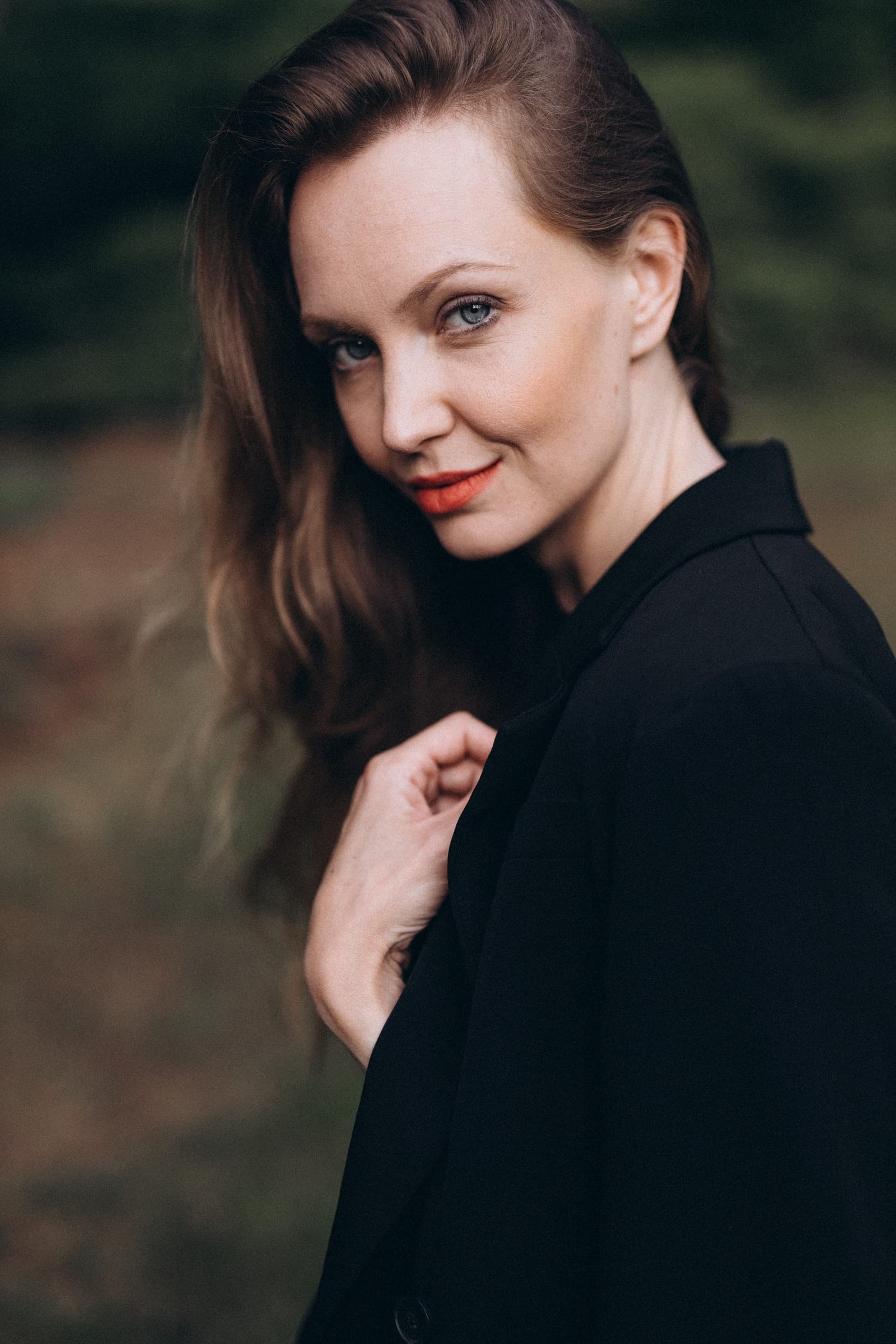 Sötét hangulatú, elegáns női portré